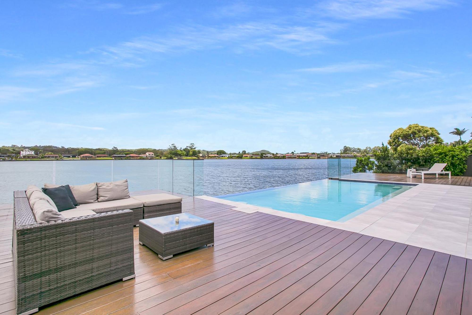 Waterfront Retreat With Infinity Pool & Canal Views Villa Guldkusten Exteriör bild